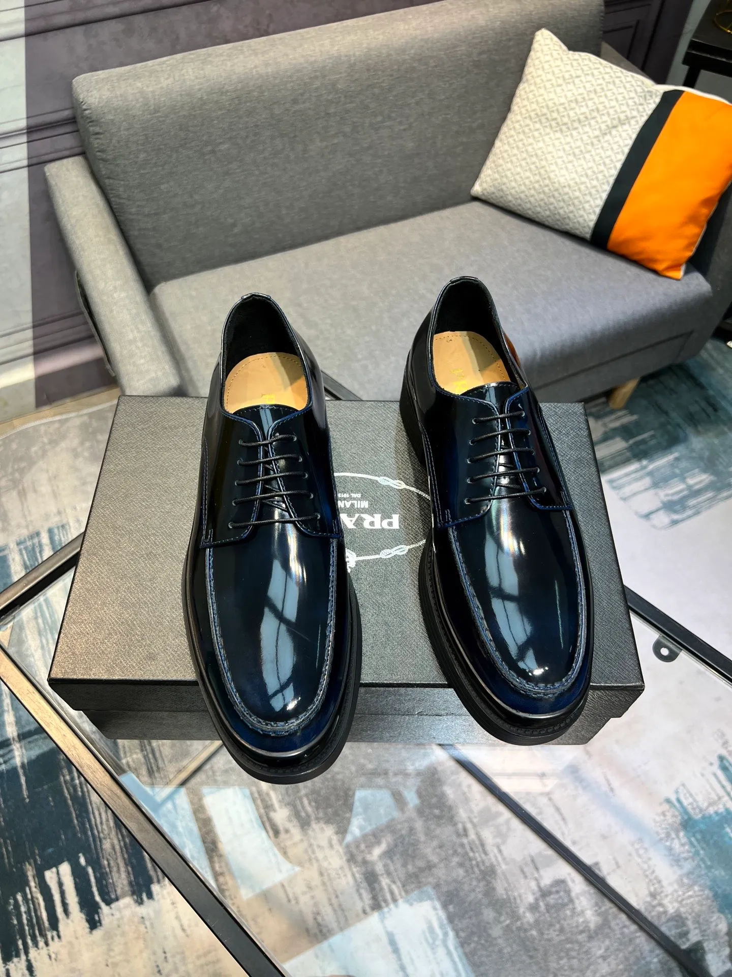 Men's clothing and shoes 💰860 Prada/Prada's new glossy leather loafers are made of open-edge beaded uppers imported from Italy, slip-on loafers style, large piece splicing design, durable and non-deforming, heavy-duty construction, exquisite mark stitching, same material ribbon decoration, blending classic and modern styles, lining with dyed calfskin, standard PRADA logo cowhide feet, original ultra-light matte texture and embossed leather outsole, light and not tired, excellent shock absorption effect, full foot comfort! Size: 39-44 (customized at 38.45)